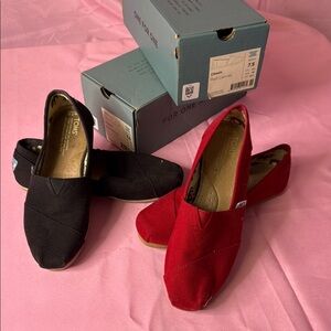 Toms Women's Flats in Black and Red
